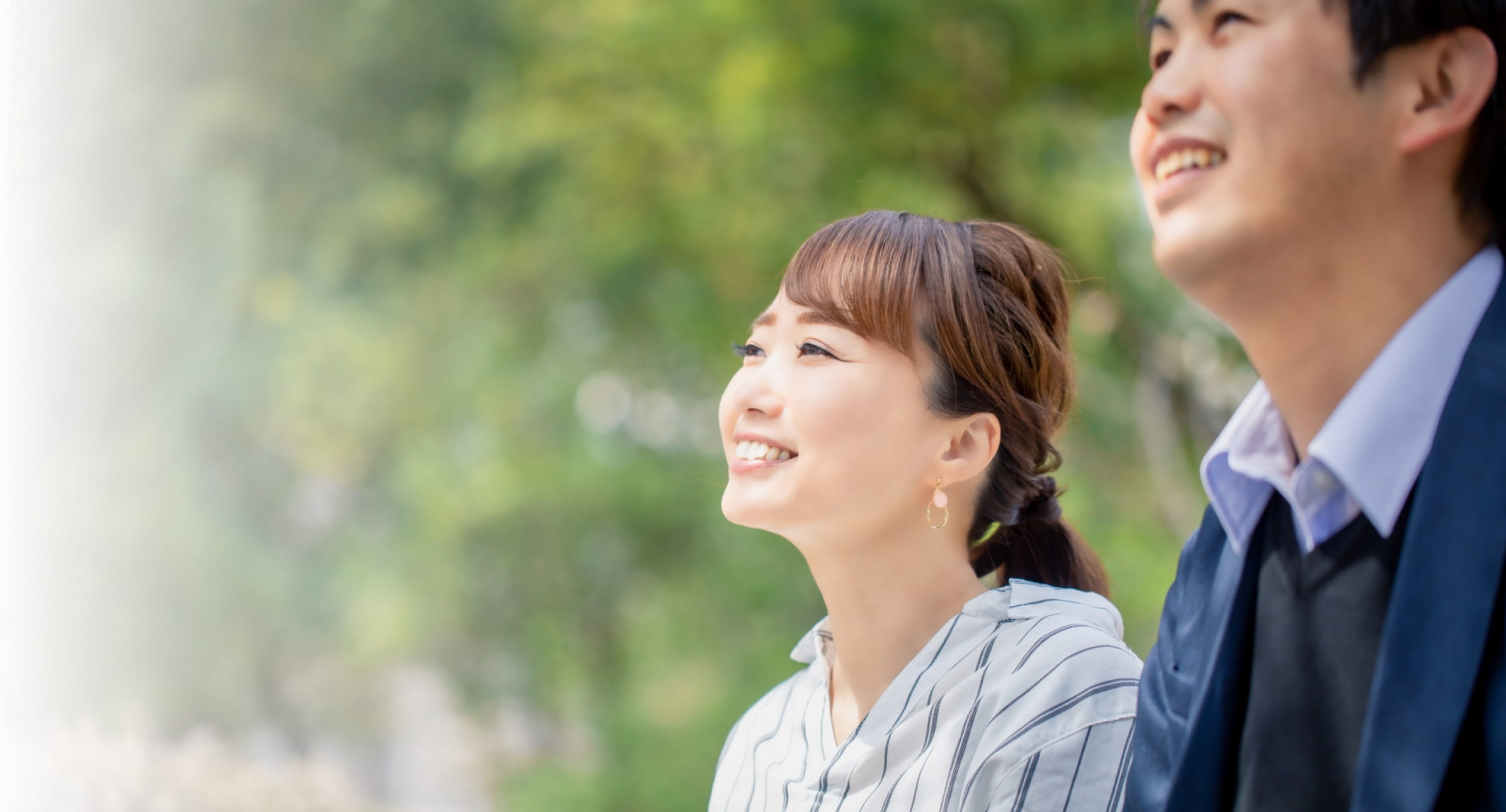 空を見上げる男女