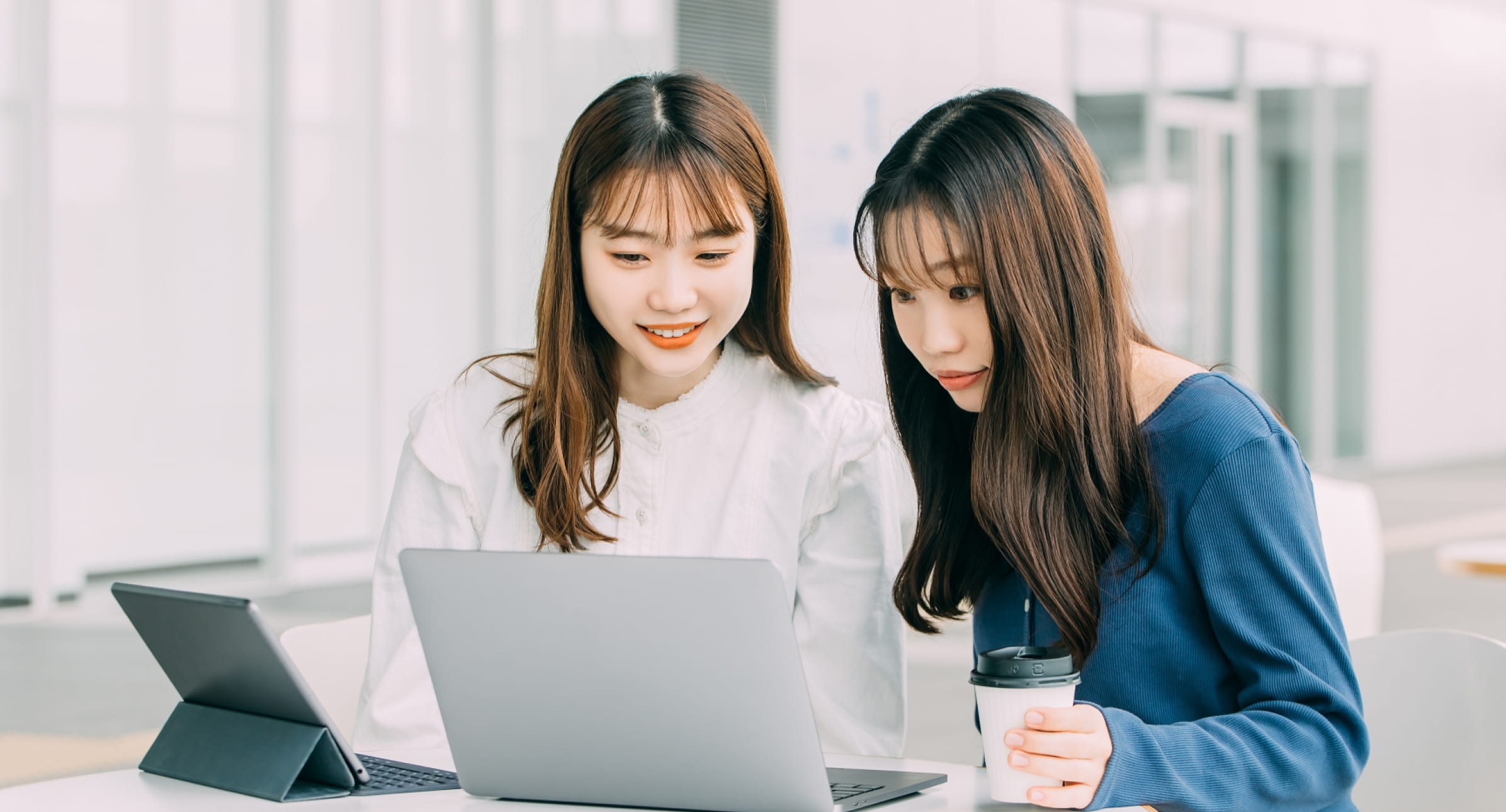 調べ物をする二人の女性