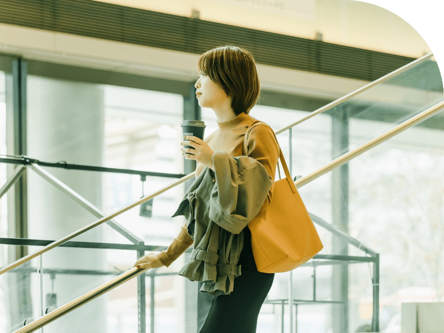 外を見る女性