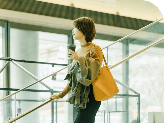 外を見る女性