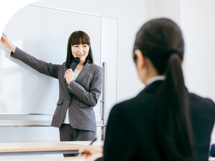 ホワイトボードを使って説明する女性