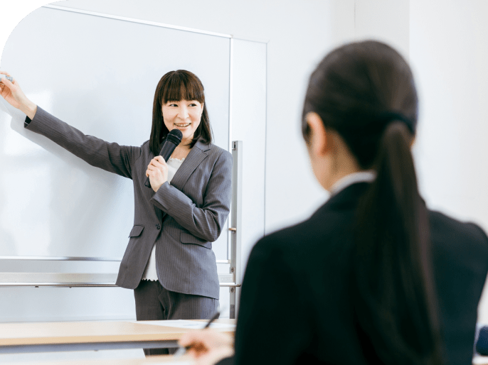 ホワイトボードを使って説明する女性