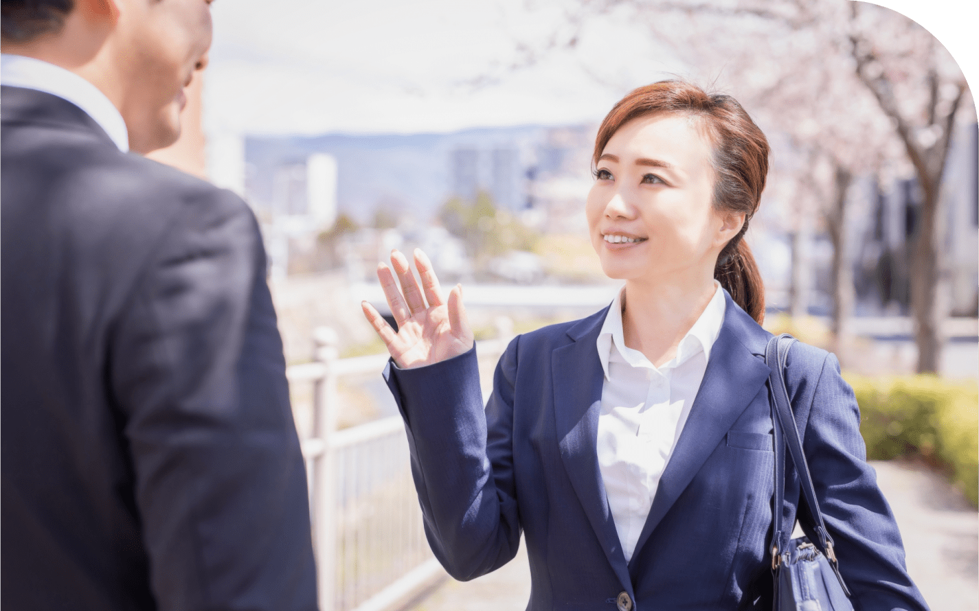 挨拶をする男女